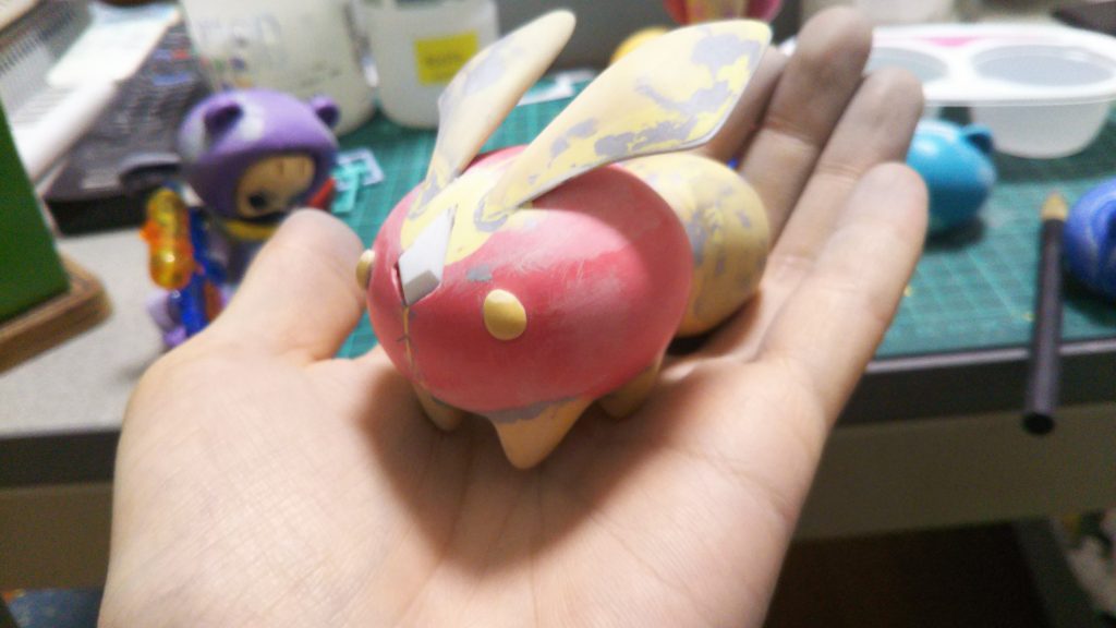 こちらが塗装前
クリスタル部はプラ板
耳はベースをプラ板で作ってパテを盛ってます
目と足と尻尾はパテ