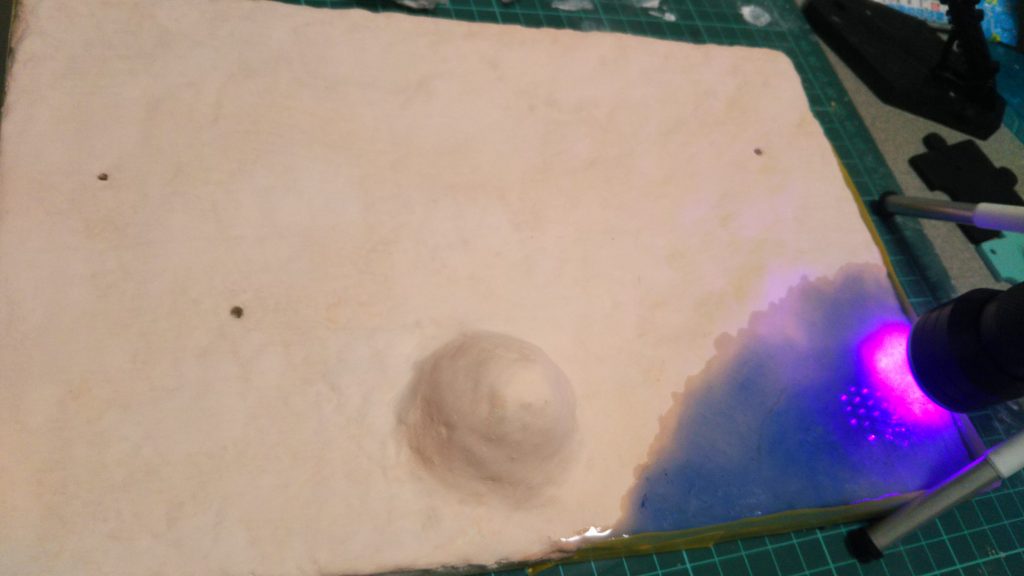 ベースの砂浜は木粉粘土で作って海部分はレジンで製作