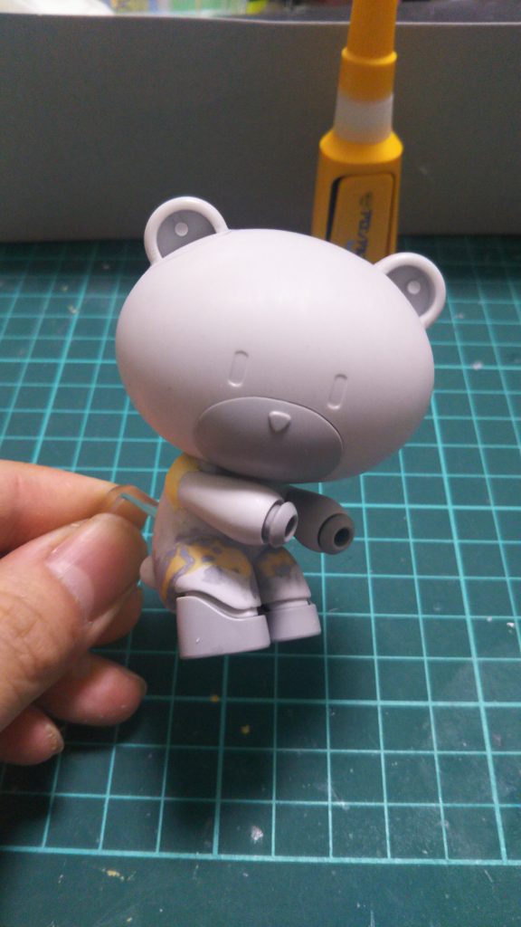 サラちゃんのしゃがみ状態はパテで強引に足の位置を調整