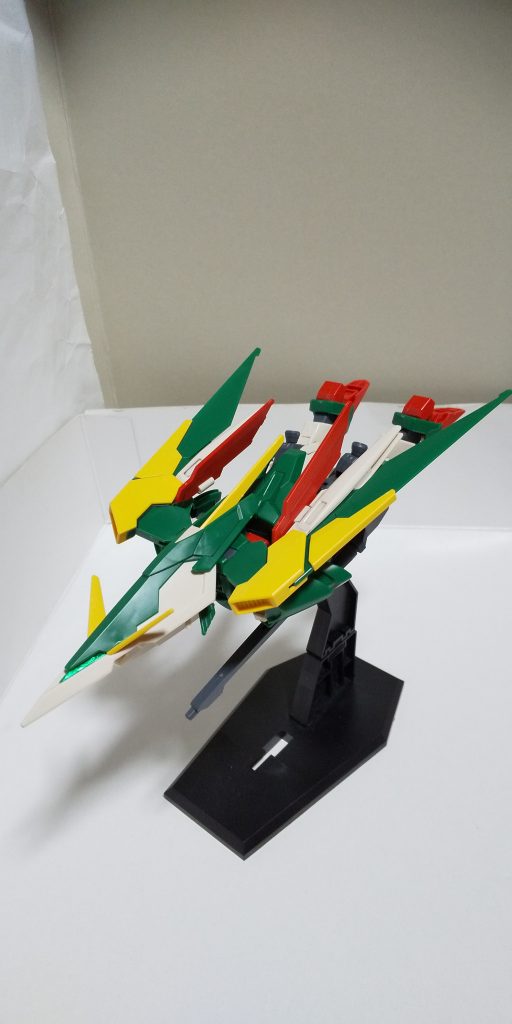 ウイング系列の目玉はやはり、この可変機構にあると思います。
ウイングの可変機構とかな違い、全体的に鋭くなったイメージです。
尚、飾る台座は付いてきませんが、HGインフィニットジャスティスのを使用してます。