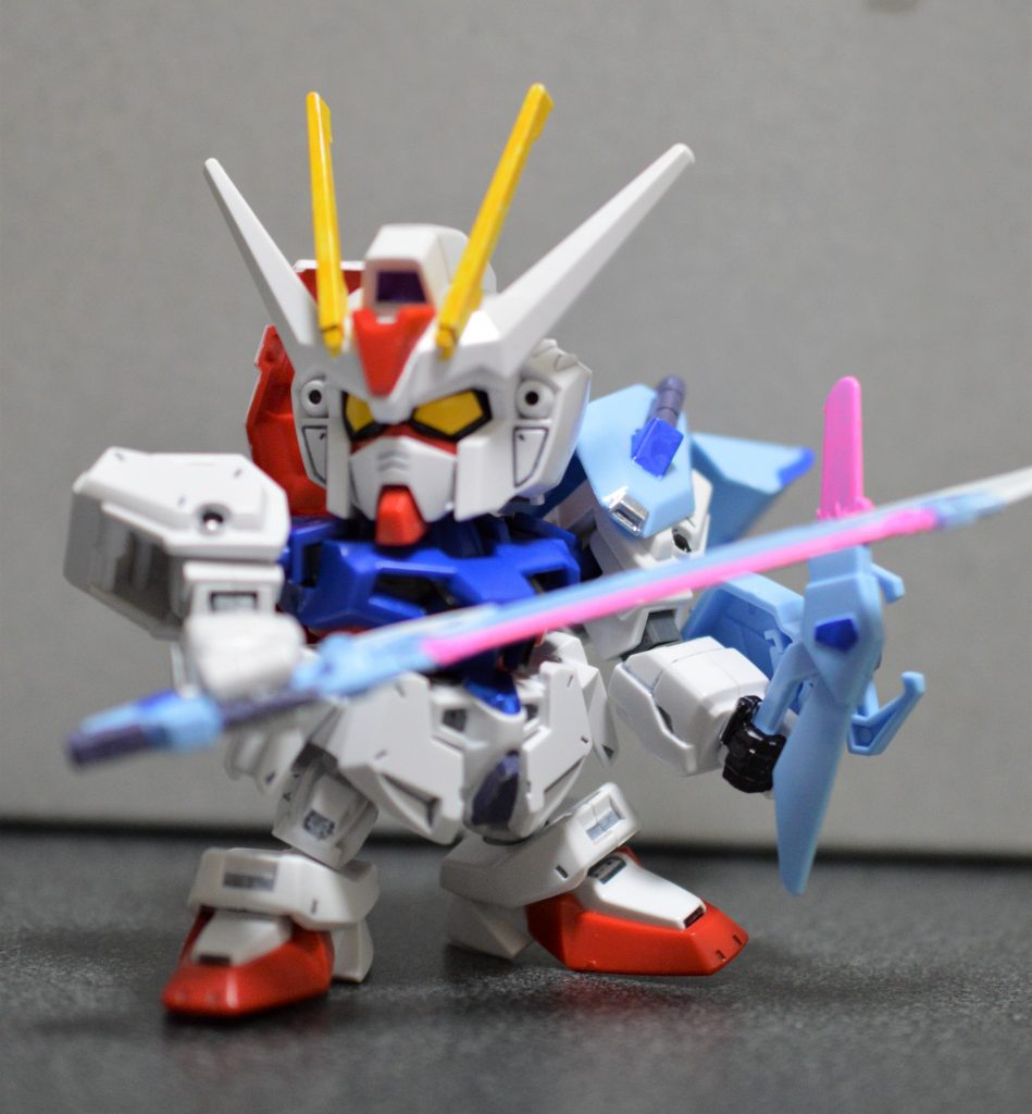ソードストライクガンダム。ライトブルー系のパーツは一色成型だったので、剣だけでなく肩パーツなども色々塗りました。