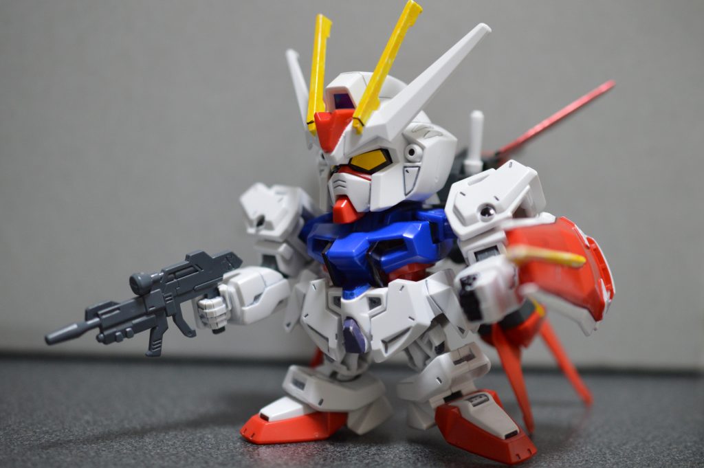 エールストライクガンダム。シールドが赤一色だったのでガンダムマーカーニューホワイトやイエローで塗りました。