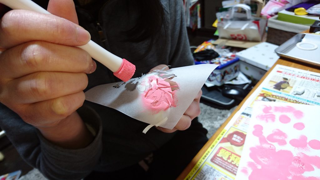 ステンシルでやってました、という途中経過。
この時はトレーシングペーパーで型紙を自作してうまく行きませんでしたが、展示会でマスキングシートを教えていただき、現在制作中の第3弾で使用してみました。