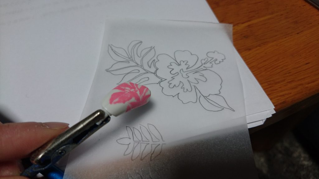 ステンシルでうまく柄が出なかった部分は下絵を見ながら修正。