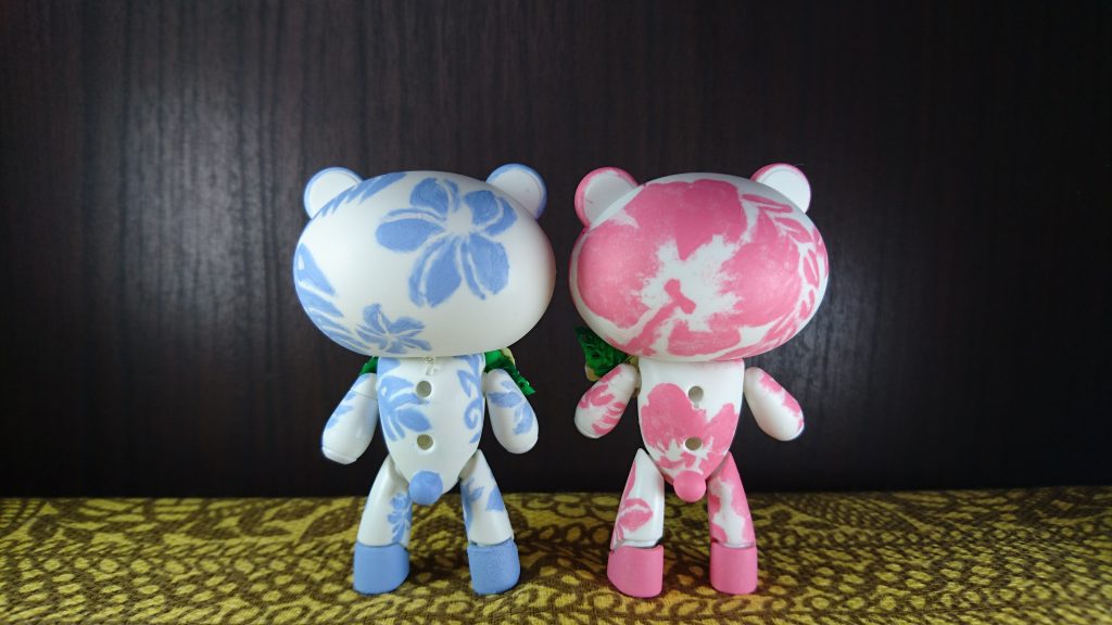 後ろ姿。
ステンシルでの絵付けを試みたのですが、型紙が曲面に合わないなど序盤で断念しました。
赤はステンシル→筆描きで修正、青は全て筆で絵付けをしています。