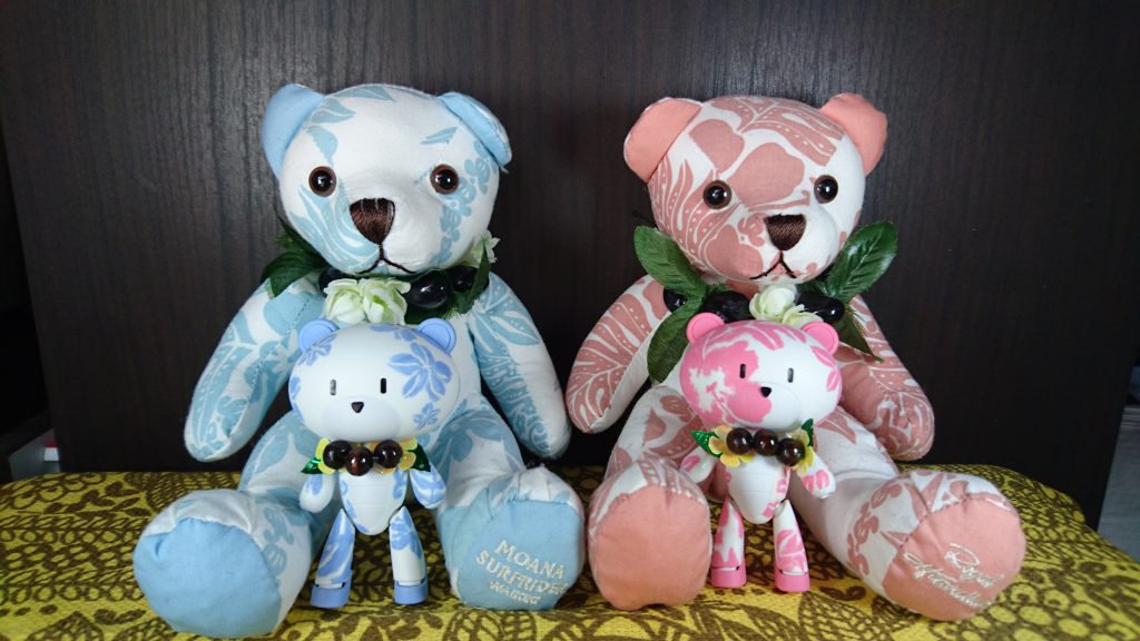 元ネタは、結婚式でハワイに行った際に購入した某有名ホテルロゴのぬいぐるみ。
夫・エンダムが「いつかこのぬいぐるみに似せたプチッガイを作りたい」と温めていたネタを横からもらいました(笑)