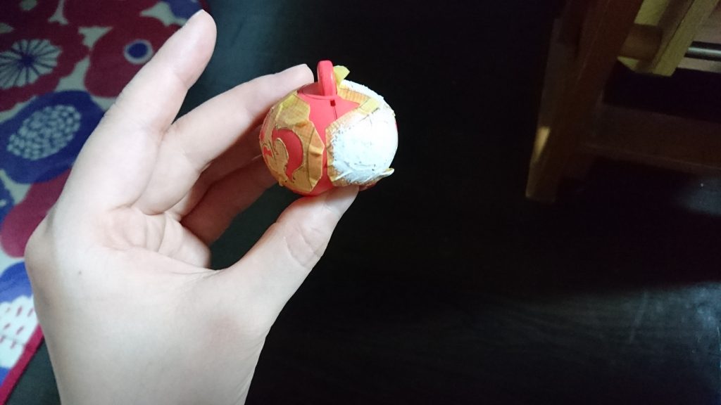 ステンシルの途中経過。
本体をポスカで着色した後、シートで柄を作り、本体に貼り付けてステンシルしました。