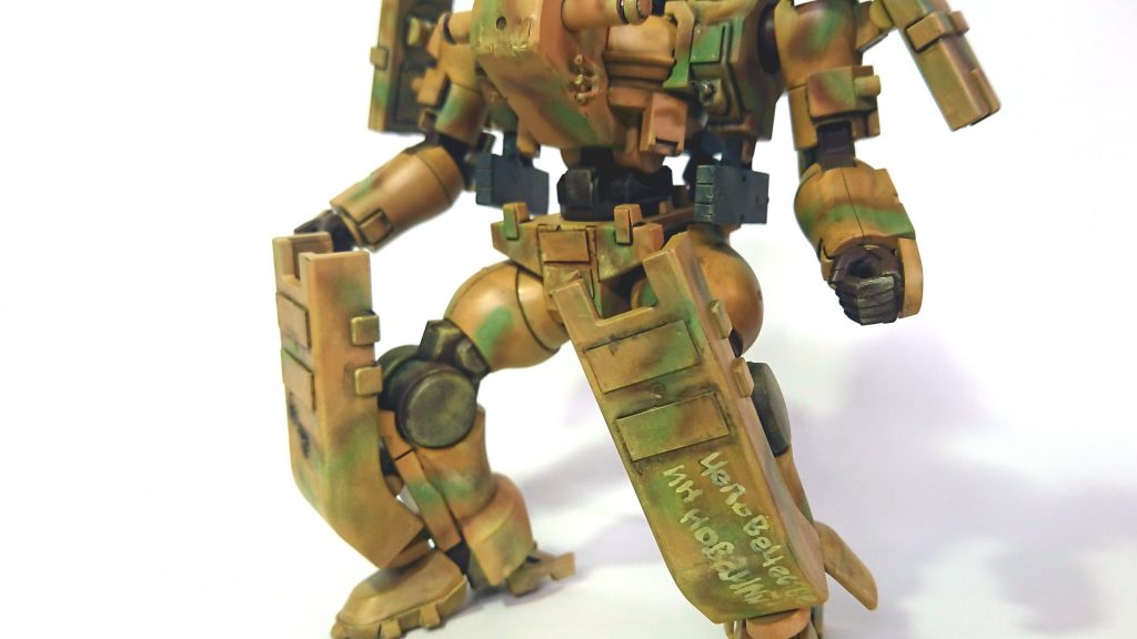 足アーマーはノーマルティエレンは片方しか装備されてないので長距離射撃型を製作するため、もう1機購入して2つに…
プラ板でアップリケアーマー風のディテール追加
右足のアーマーにはロシア語で人類に革新を…的な事を書きました(たしか?もう忘れたw)