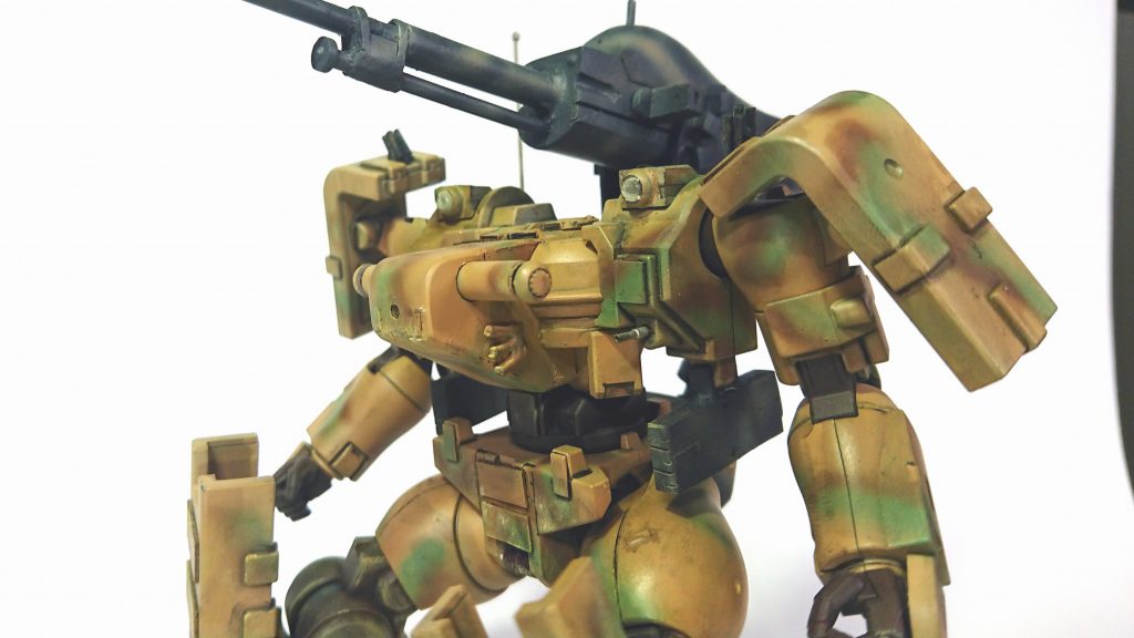 コックピット周りも形状がノーマルのティエレンと違うのでプラ板で製作
スモークディスチャージャーをイメージしたディテールをコックピットと肩アーマーに追加
脇下の四角いのはオリジナル武装の3連ミサイルランチャー