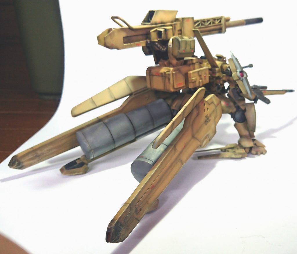 グレーの円筒状の物はGN粒子貯蔵タンク
GNメガランチャー発射時はアンカーとしても機能する…
GN粒子を主に攻撃用に使用するため機動性は低いが、GN粒子による低高度飛行能力を有していて、整地なら220km/hでホバー走行が可能