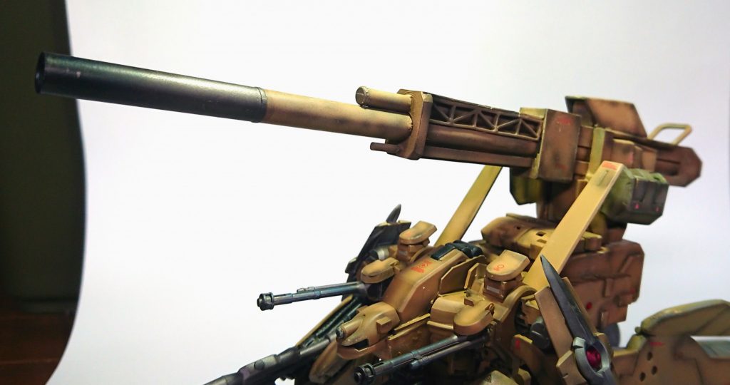 っとまーオラ設定は置いといて。
メイン武装の「GNメガランチャー」元となるデザインはエースコンバット4 or 7に登場する対空レールガン「ストーンヘンジ」です