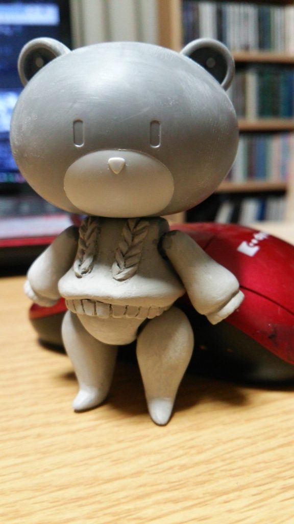いつものパテでモチモチ体型に。上着のセーターを着せます。