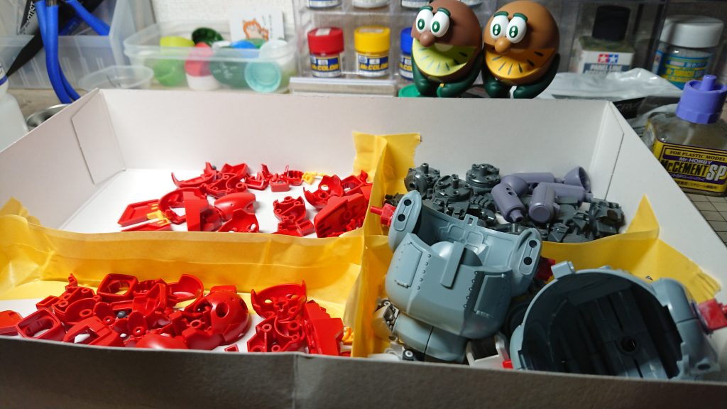 塗装前のパーツ分け、使用カラーは「スーパークロームシルバー2」「ダークアイアン」「メタリックグリーン」「クリアグリーン」「カッパー」