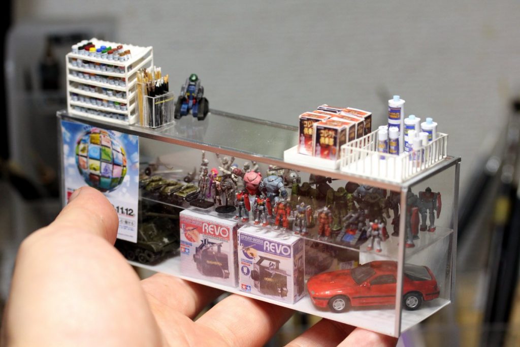 見どころの一つは店頭のガラスケースです。模型屋さんに置いてありそうなものをセレクトして作りました♪