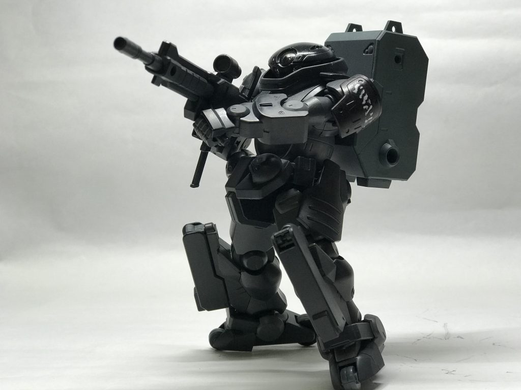 塗装はいつものガンダム マーカー、ファントムグレーをベースにしてみましたが、暗い…