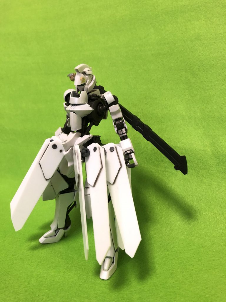 元ネタではスカートアーマーは16枚なのですが、そんなに作れないし重くなり過ぎるので10枚。アストランティアが16枚の花弁を持つ花なので、10枚の花弁を持つハコベ、ステラリアとしました。