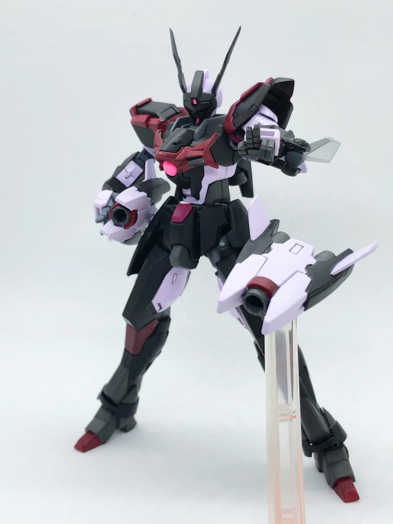 *ドラグーンシステム「オイレ」*
サイドアーマーに接続された二基のドラグーン。唯一のビーム兵装で、分離しての飛行の他、担架した状態での射撃や、補助ブースターとしての使用も可能。さらに単体でミラージュコロイドによるカモフラージュを使用でき、罠のように設置したり、装備した状態でドラグーンのみを風景と同化させ不意打ちを行うといった該当も可能。