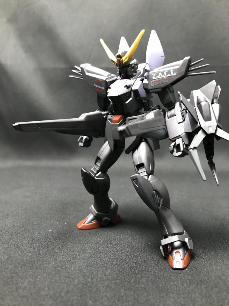 両腰に装備されたビームキャノン。これによる一撃離脱が基本運用となる。