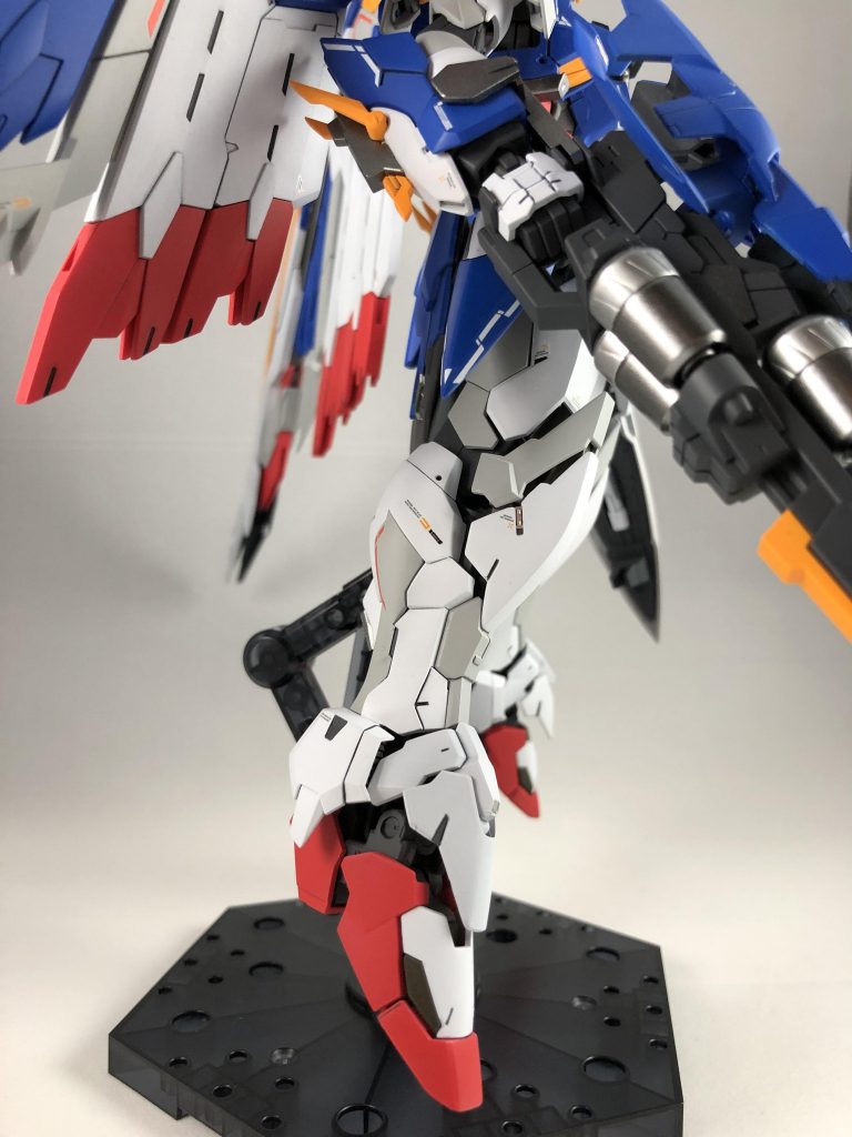 タガネで深く彫り直したあとエッチングパーツを接着しました。あとデカールはハイキューパーツのコーションデカールと付属の物を使用しました。
装甲裏はグレーで塗装してあります。