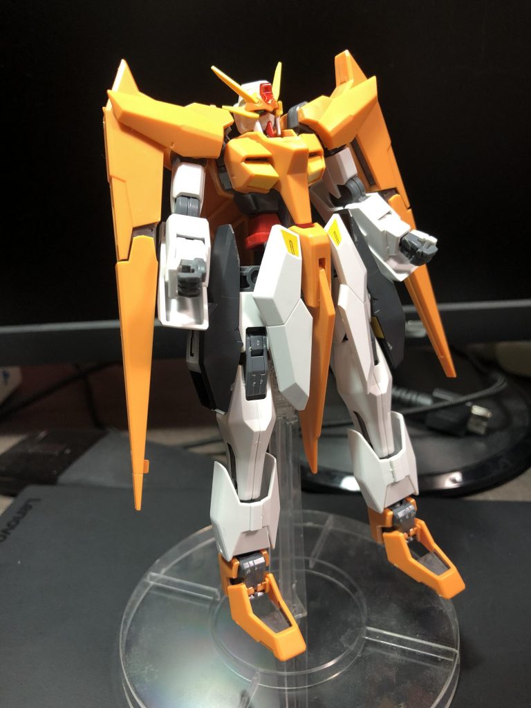 第1形態 アディオスガンダム MS形態
見ての通り膝が逆で歩行できなくなってます。
が、このままではほとんど変化はありませんね。