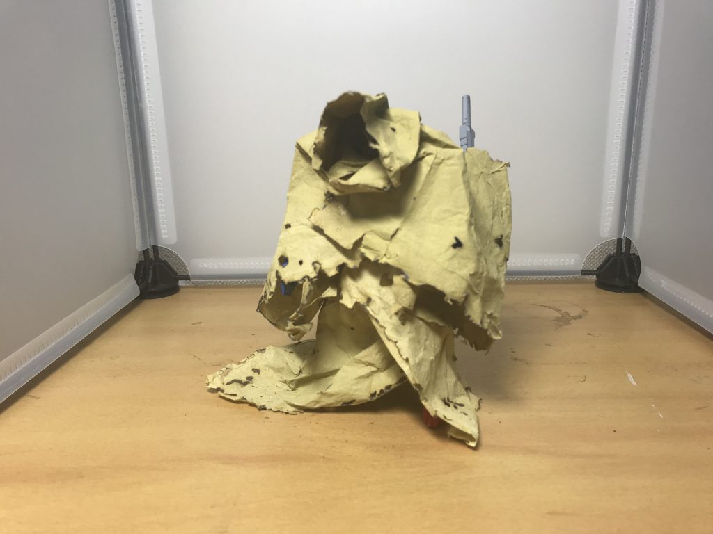 マントON
いつもの通りティッシュに薄めた塗料を染み込ませて端々をお線香で焦がしボロボロを演出してみました。これが一番お手軽だと思います