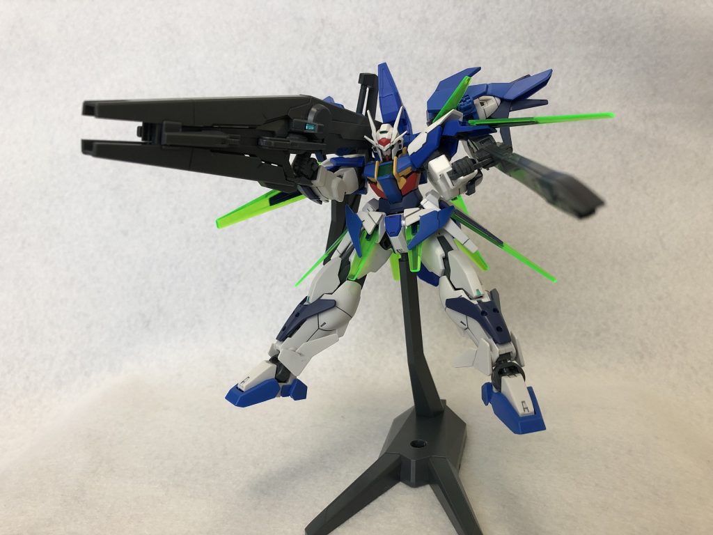 ダイダルバズーカ改め、GNバズーカIIIと長距離ビーム砲を構え。遠距離戦での火力が大幅に向上。バズーカユニットは接近されたらパージ、ライフルとして運用します。