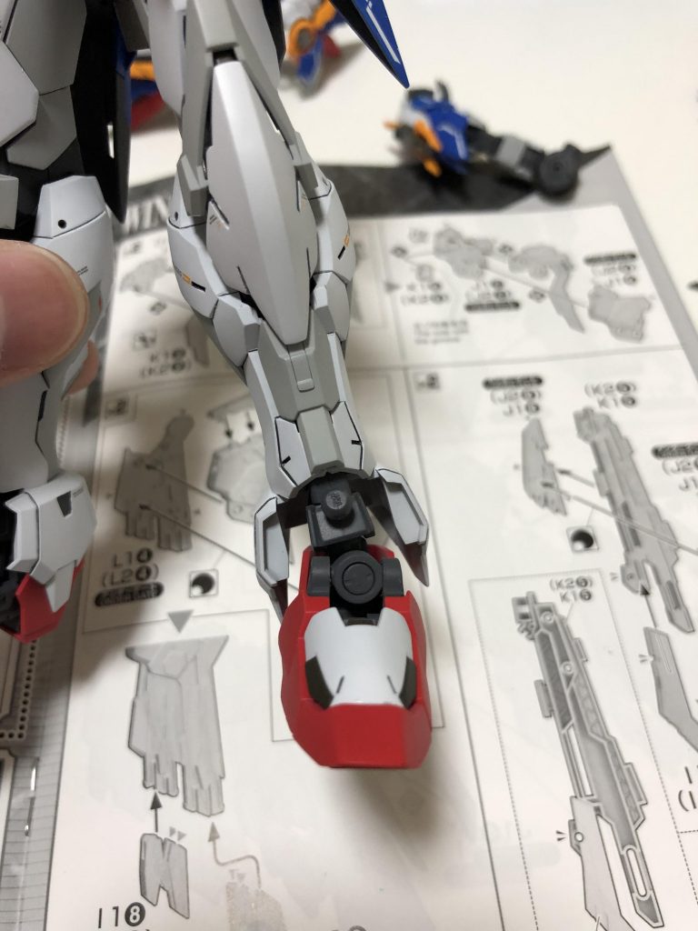 足首装甲を外したところにはダクトモールド追加してます(上記の写真はまだ付けてない状態です)