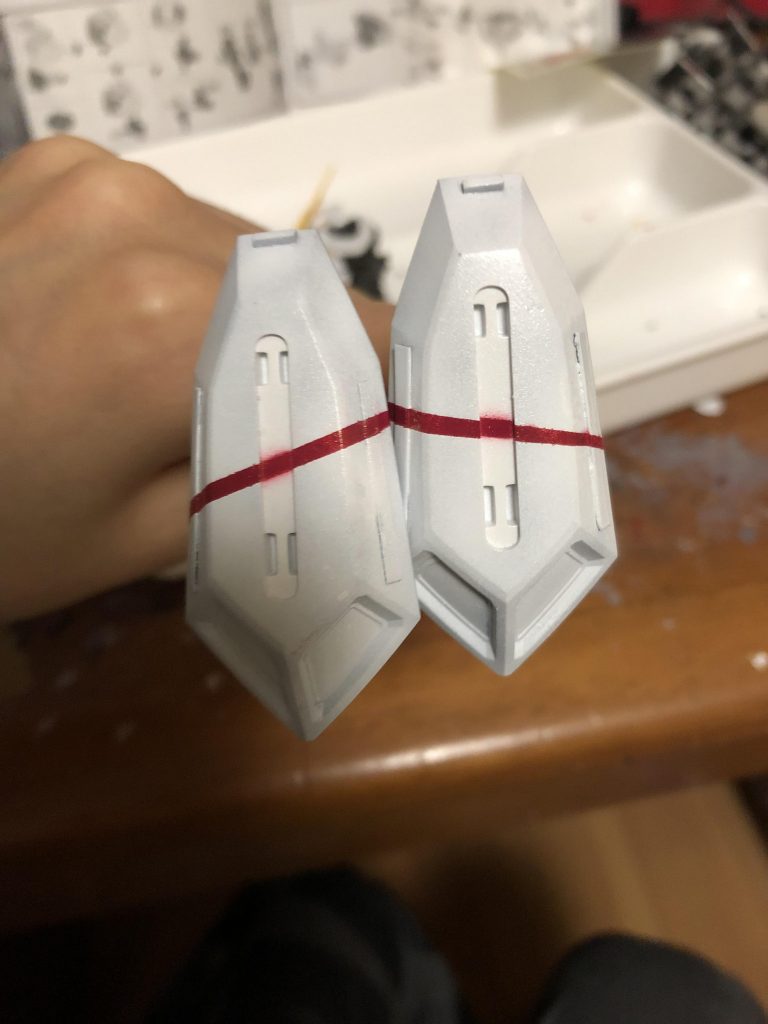 ## 初挑戦その2「マスキング」
Ζガンダム3号機カラーをやるにあたりやはり特徴的なラインの再現はマスト。
脚部の方は綺麗に決まりました
※なおフロントアーマーは……(察し)