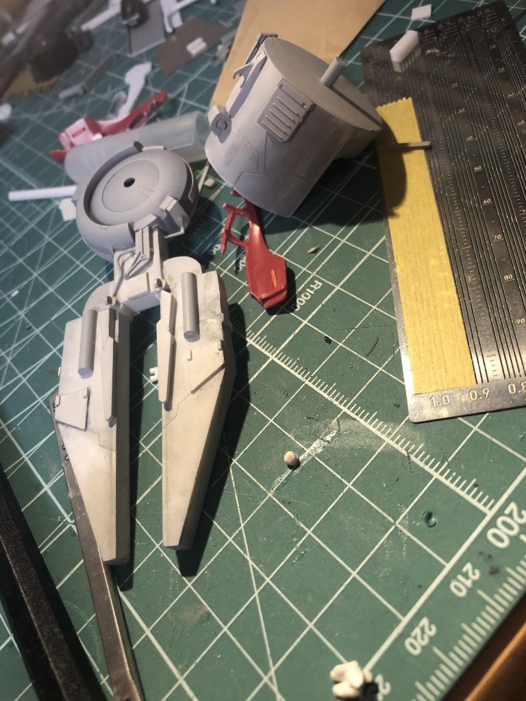 ビームクロー、肩アーマーはほぼプラ材で構成。クローと肩の接続基部外側は1/100トールギス付属のメガビームランチャー(?)の一部を使ってます。
ちょうどいいパーツがないときはプラ材がありがたい。