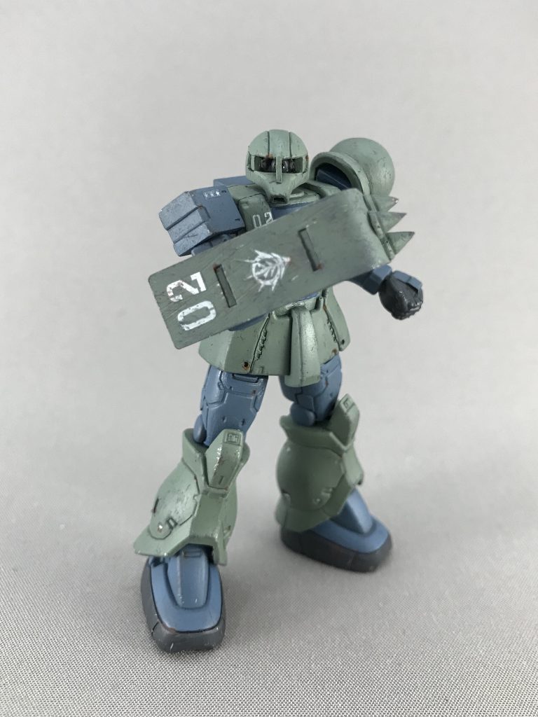 ショルダーアーマーのスパイクとシールドでスパイクシールドを作りました。
持ち手はキット付属の板からです。
シールドは強めに汚してみました。