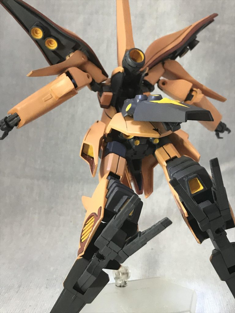 下から見るとバーニアだらけ。9年経っても変わらず好きなジオンらしさ。