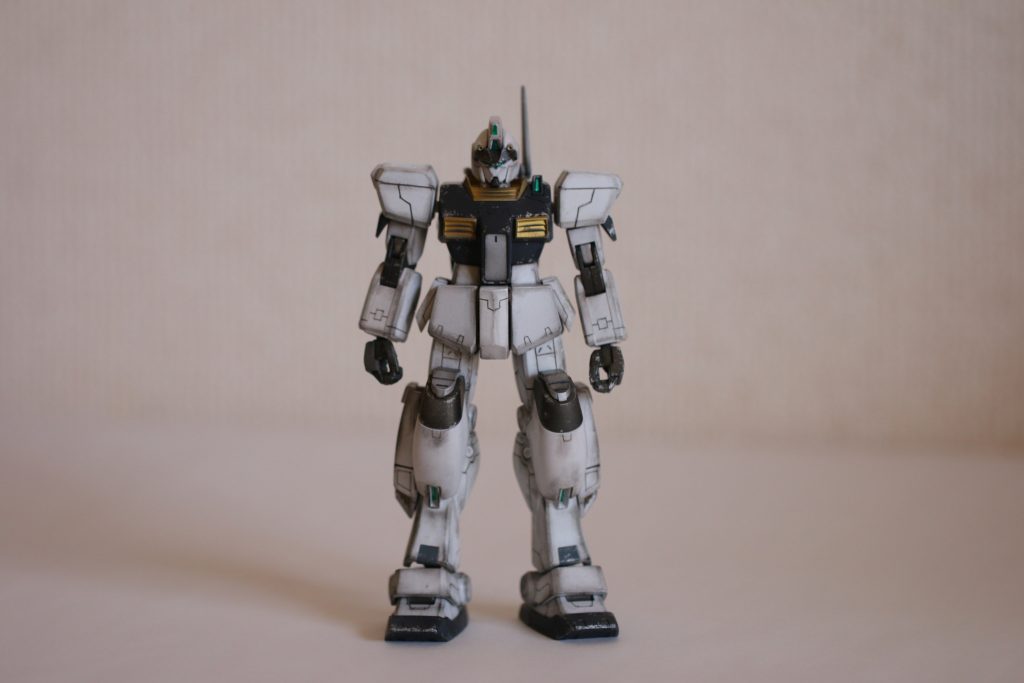 【フロント全体】
素のカラーリングは、ビルドダイバーズのジム3ビームマスターですので、鮮やかなオレンジだったんですが、全て「ガンダムホワイト」に変更。胴体や爪先なども「ファントムグレー」に。
スジボリは適当にそれっぽく入れてみました。