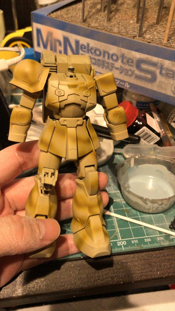 夜にデザートイエローとカーキを吹きます