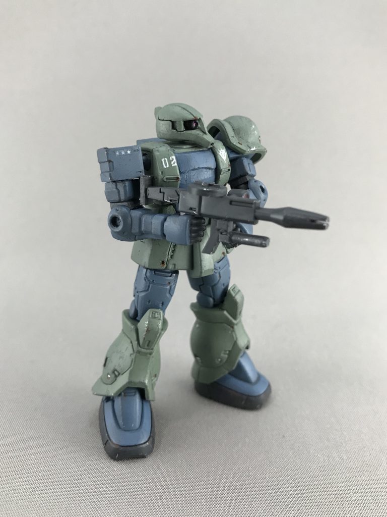 ザクマシンガンも持てます。
モノアイはラピーテープとUVレジンで作り、可動します。
ヒジはポリキャップを入れました。