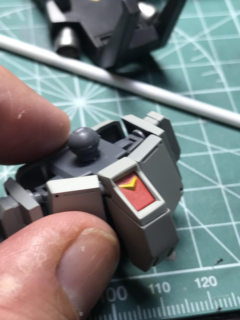 エナメルで下地を白く塗ってその上に黄色。何回もやり直し。老眼を酷使！