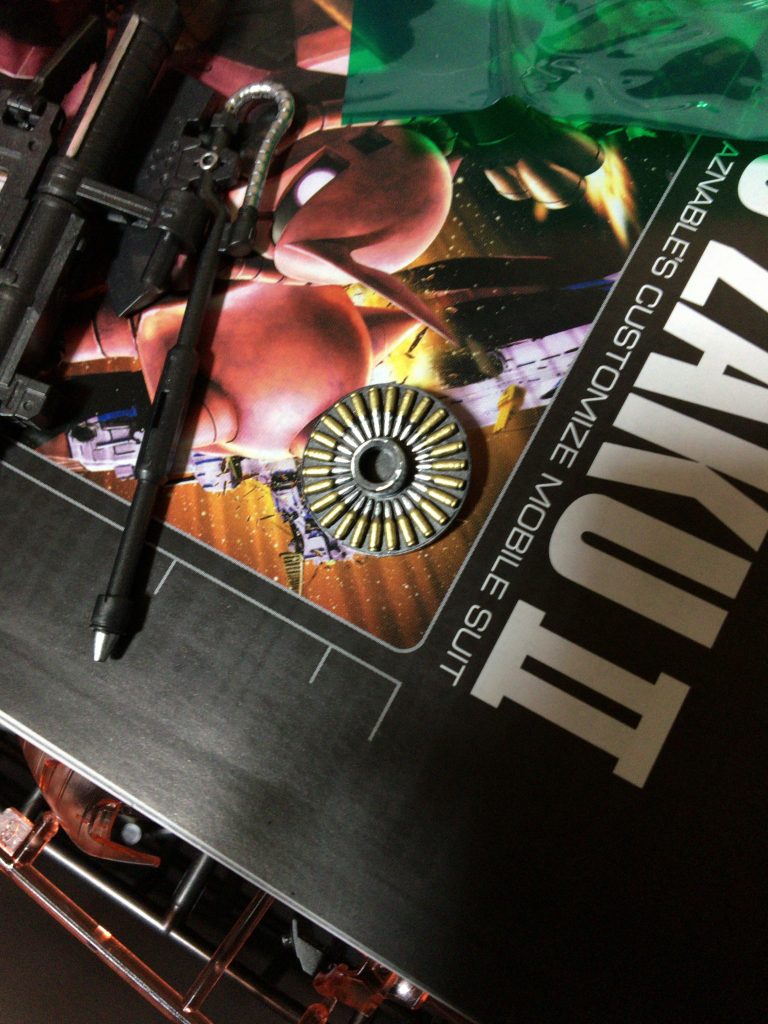 明らかに見えなくなるザクマシンガンのドラムマガジン内部を塗り分けしてみました。
弾丸はシャインシルバー、薬莢はメタリックゴールド
未使用品の弾丸なのでまだ汚れてはないだろうと思いピカピカです