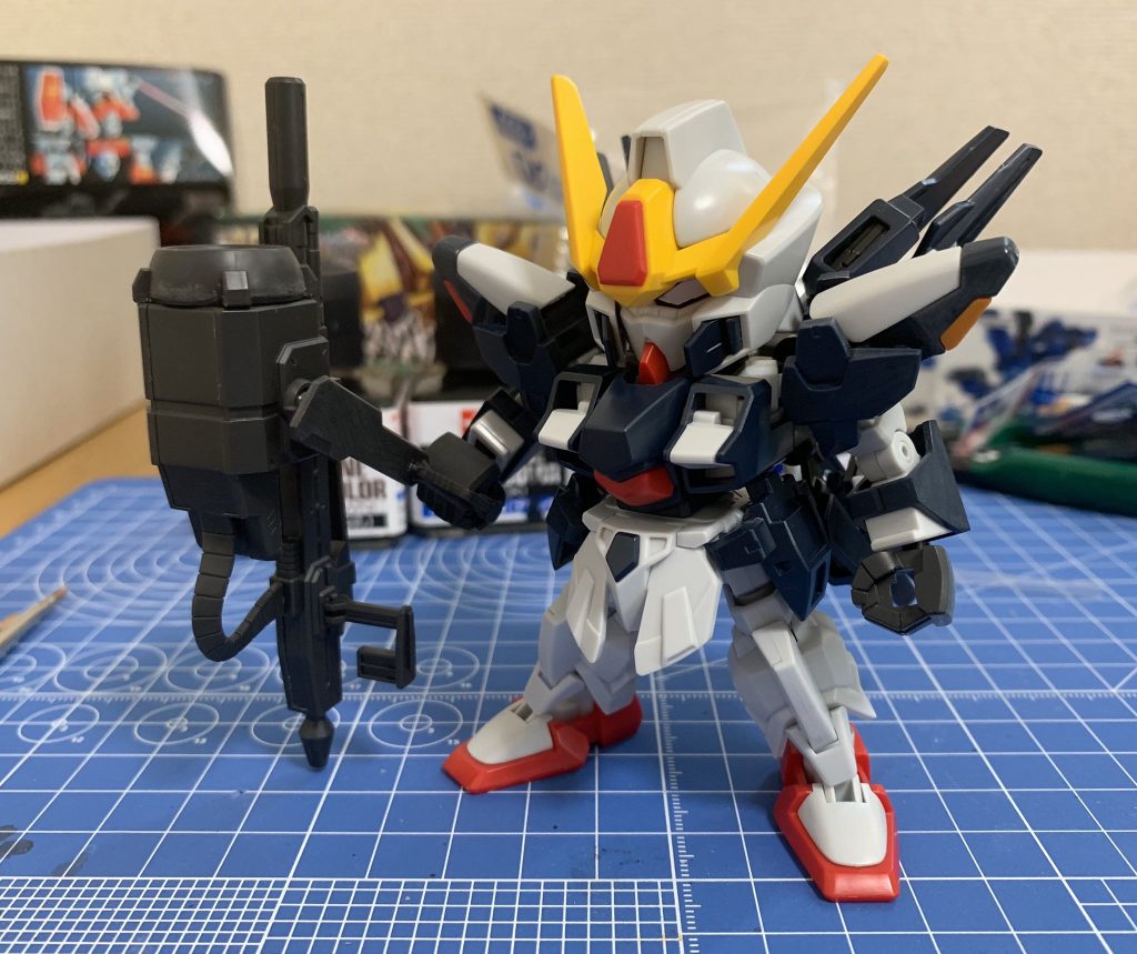 仮組したときの写真です。この時に厚紙を使ってツインアイの目の形や大きさを検討していました。