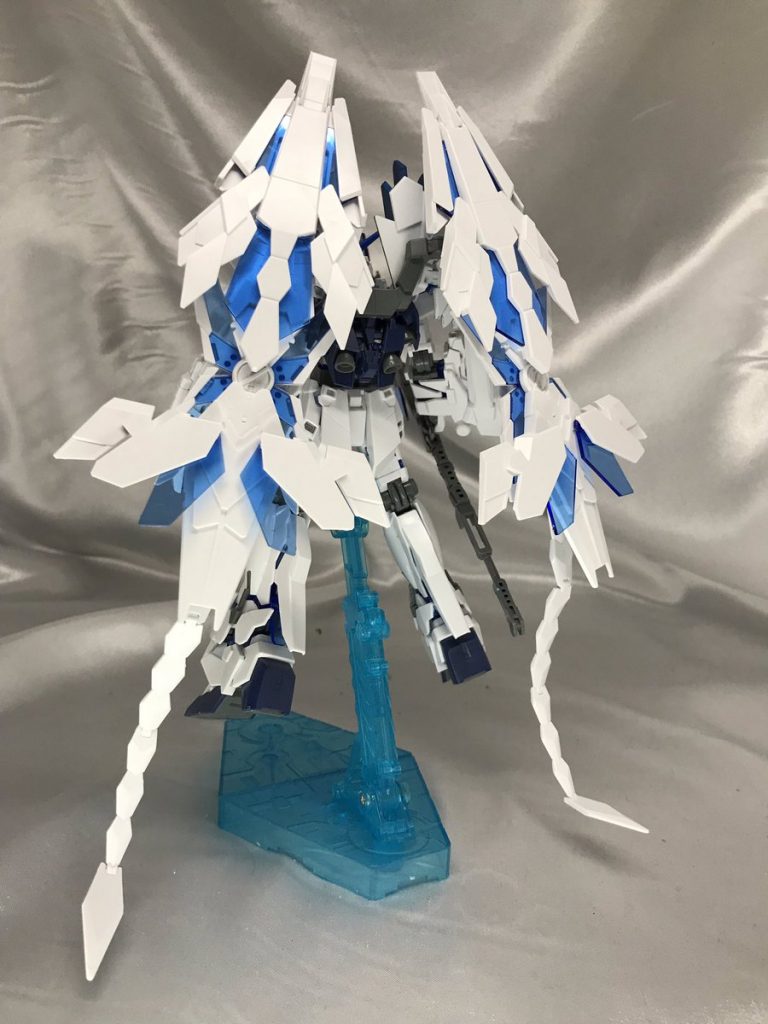 巨大なアームドアーマーDEが目を引くバックショット。
HGでもスタビライザーはかなり自由に動かせるので、気に入っています。