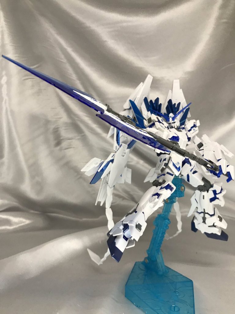 この巨大な武器がロマンの塊。
最初これもアームドアーマーだと思ってました。
青いクリア刃がめっちゃ綺麗です。
両手で持つというよりクローに引っ掛けるくらいがやりやすいです。