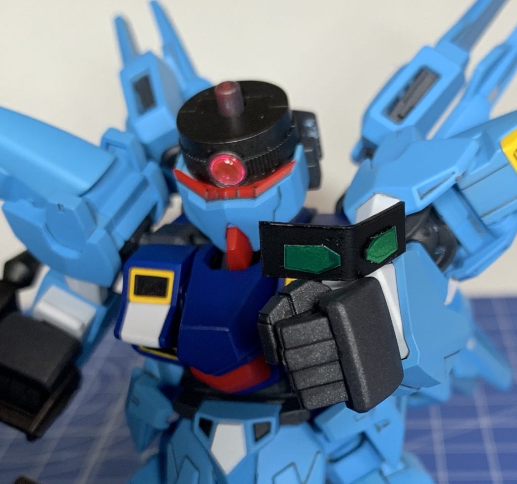 できたツインアイはプラ板をマスクとヘルメットの間に挟み込むだけの簡単設計なので、モノアイ状態にもできます。