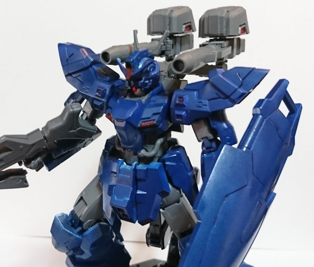 アームに装着なので上からも脇からもキャノン構え可能