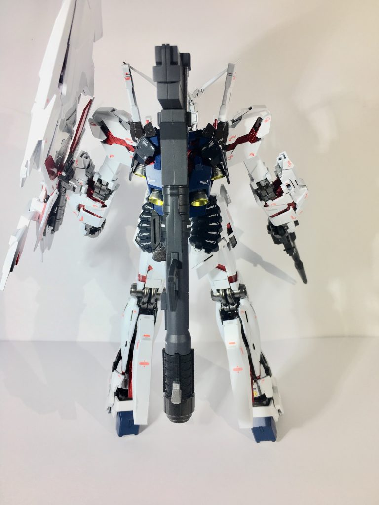 若干見づらいですが背面にあるバーニアは全て内部をクリアイエローで塗り分け。