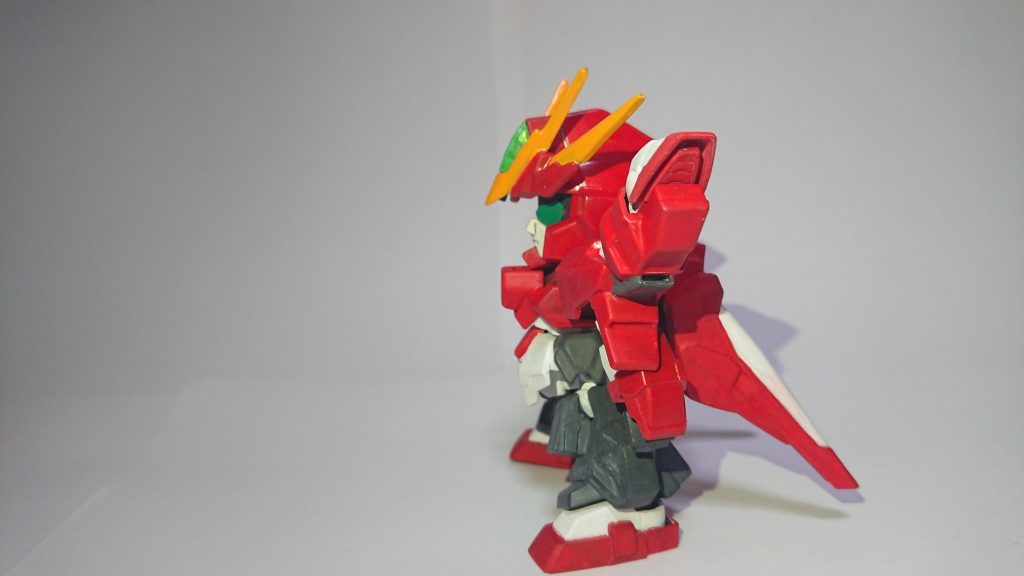 サイドショット。アンテナもジャンクパーツでボリュームアップ