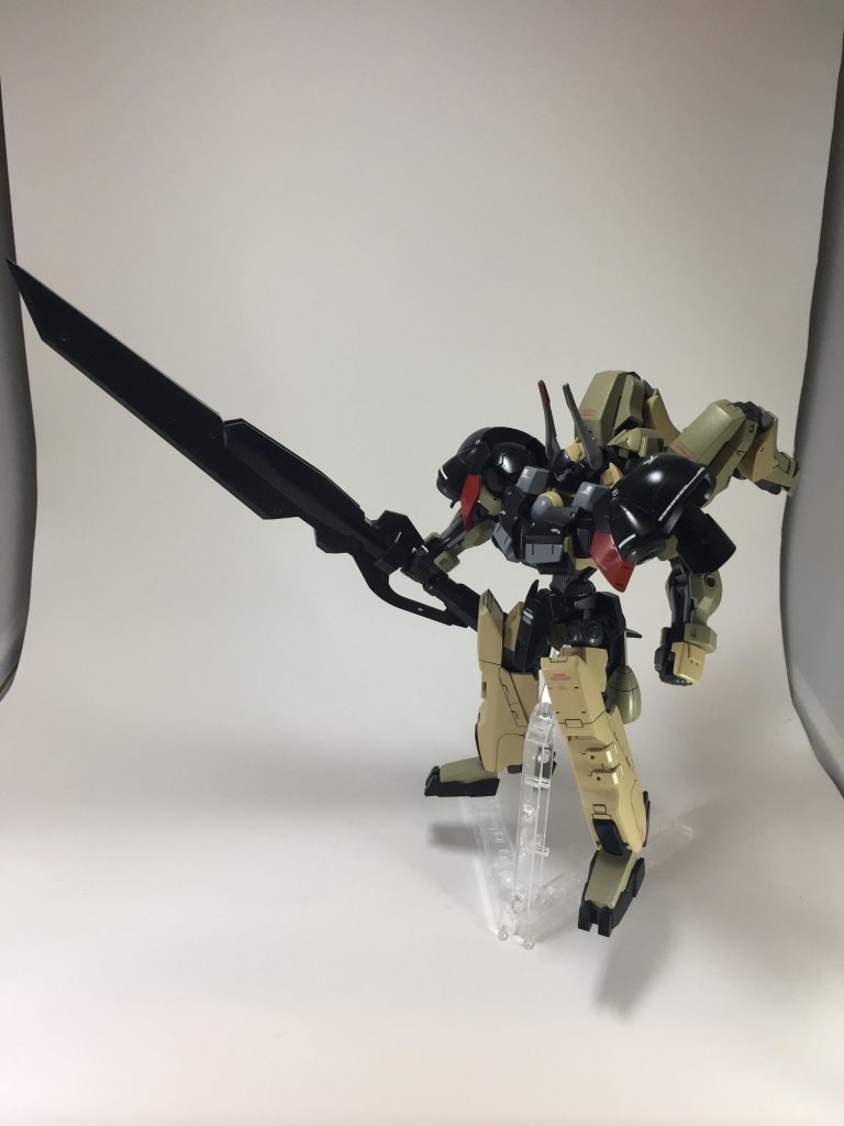 片刃になっているものの、大きな得物を片手で軽々持てます。