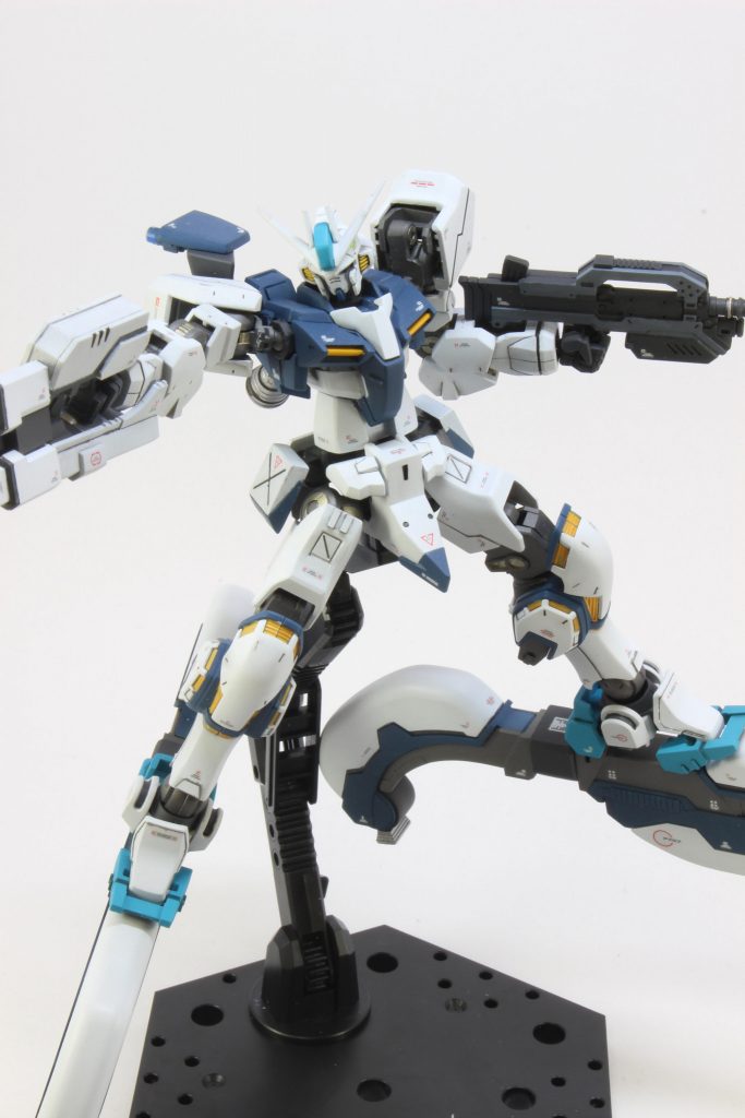 カラーリングは量産型νガンダムを参考にしました。 名前の「ヒュアース」は、ギリシャ神話での、アトラスの息子だそうです。 毒蛇に噛まれて死ぬそうなので、今度蛇と名のつくMSでも作ってコイツを倒そうと思います←