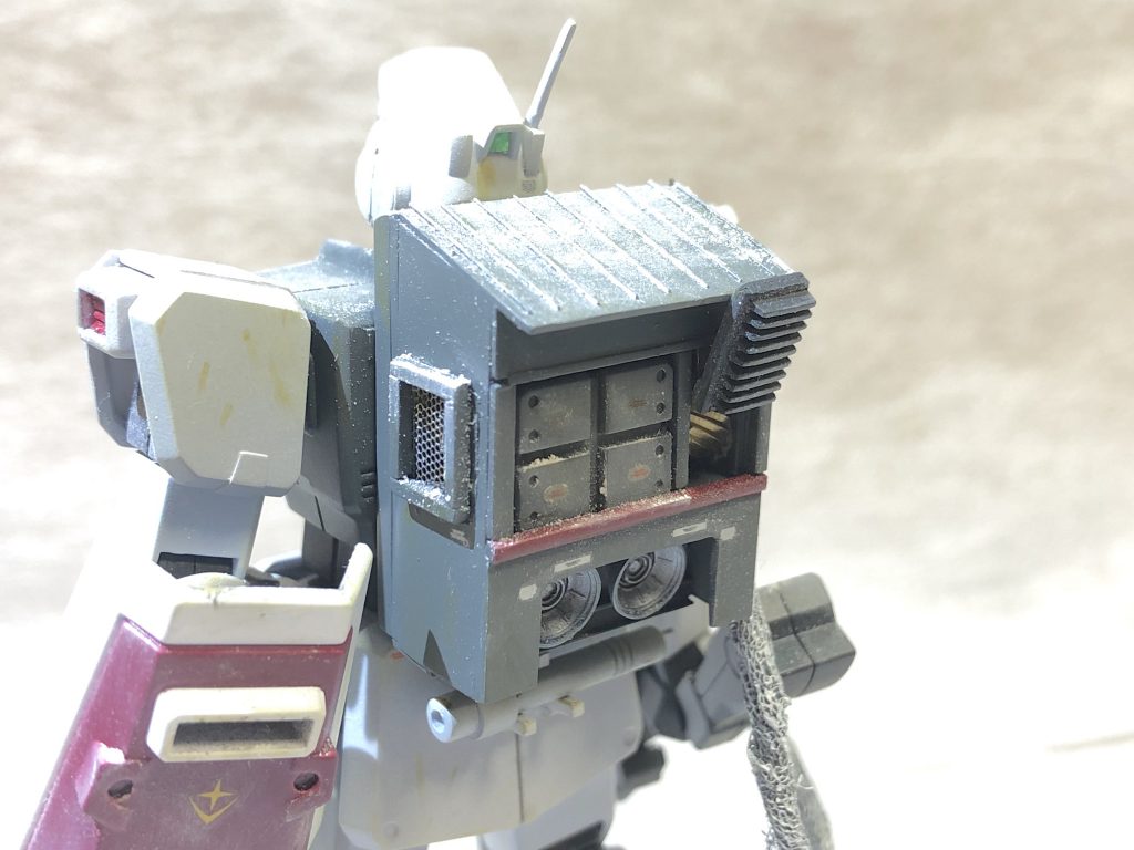 側面には冷却ファンを設け、背面放熱パネルはネオジム磁石で解放できるようにしています。
また積雪による故障等を回避する為、サーベルラックは腰部マウント式に変更しています。