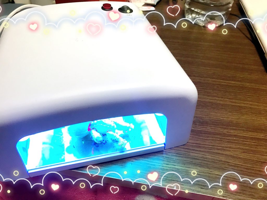 マーブル塗装はマニキュアでも出来るんですけど乾くのにかなり時間がかかるので、ジェルネイルを使って、ライトで硬化させました!