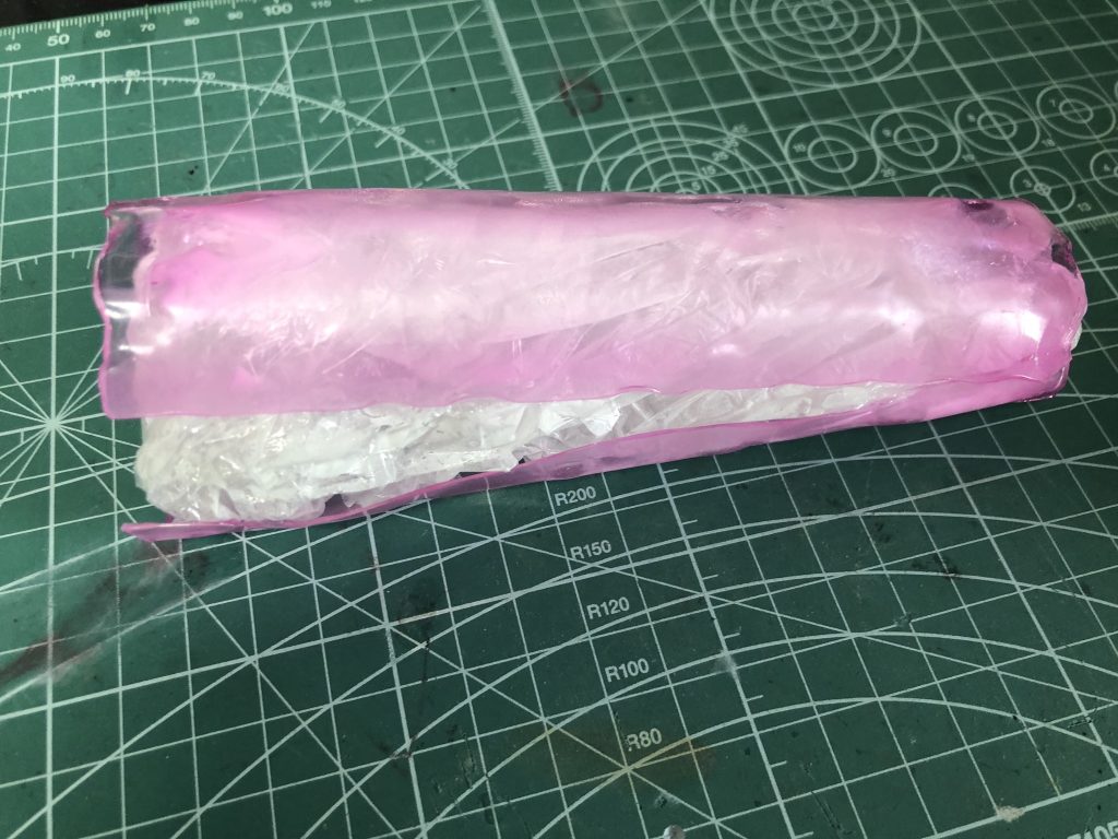 ビーム?レーザー?
ピンクのところはプラ板。両端にEXホワイトを薄く吹いてからGXクリアピンクで塗装。
中心のホワイトはラップを圧縮したもの。最初ティッシュにしようかと思って試したらコントロールしづらいのと見た目がなんだか…。
同じくEXホワイト吹いてから半光沢クリア。剥がれてくるので木工用ボンドで固めてました。
クオリティはイマイチだけど割と好き。