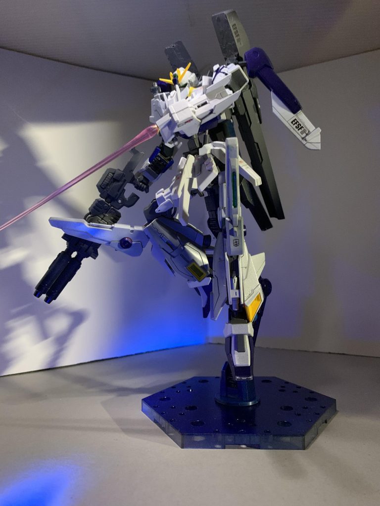 ビームトンファー構え
移動しながら戦闘を行うために直ぐに展開が可能なトンファーを装備