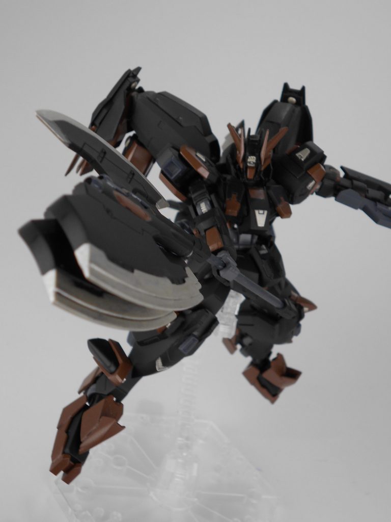 多機能型アックス・「ツザンブル」。刃を３つに増やし、切れ味よりも攻撃範囲と押し合いを強化しています。簡易的なファングの様な機能もあり、投げても手に戻ります。柄はある程度なら伸縮可能で両手持ちも可能です。
ツザンブルはドイツ語で「崩壊」からもじりました。